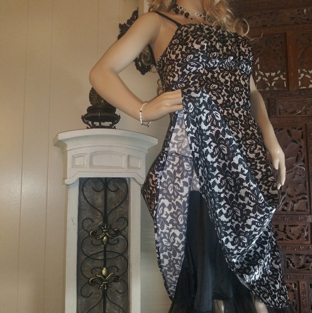 Black & white lace look ladies sz 8 party dress